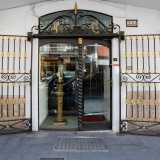 La prima tappa del nostro viaggio � proprio il pi� longevo antiquario barese, Coluccia, situato da oltre 60 anni in via Dante, nell�isolato compreso tra via Manzoni e via Trevisani. Il posto si nasconde dietro un�elegante inferriata nera e dorata...